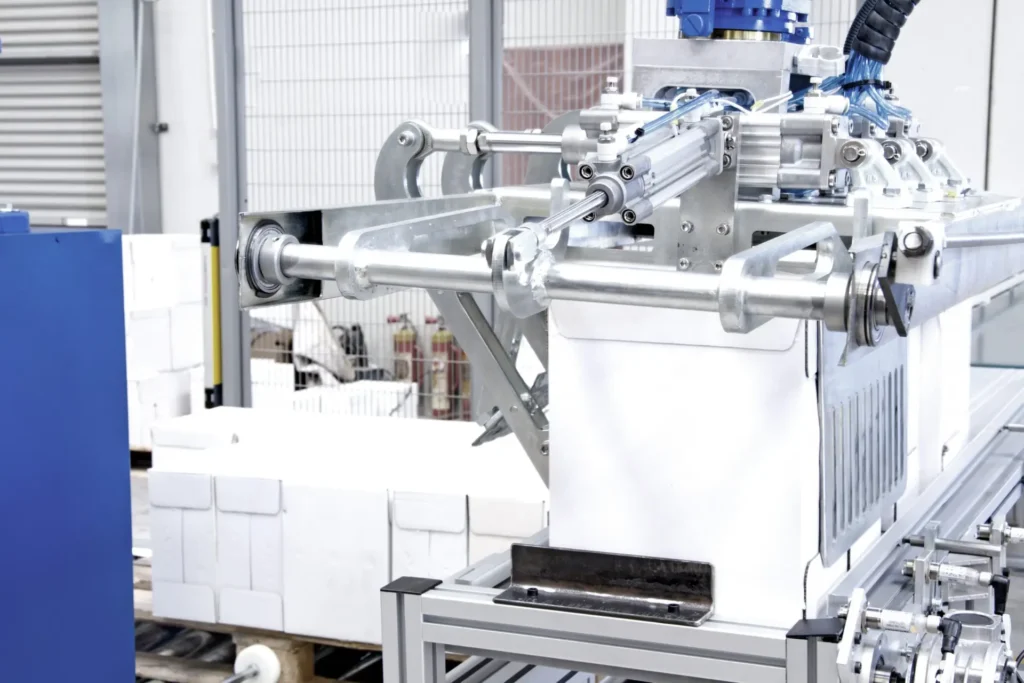 Robot paletizador azul con garra en la nave de Rivas Robotics