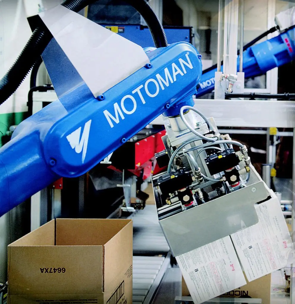 Robot Motoman encajando producto en cajas de cartón