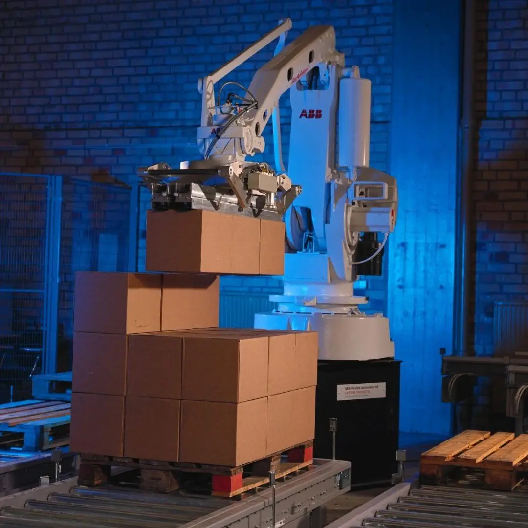 Robot paletizador ABB apilando cajas de cartón sobre un palet