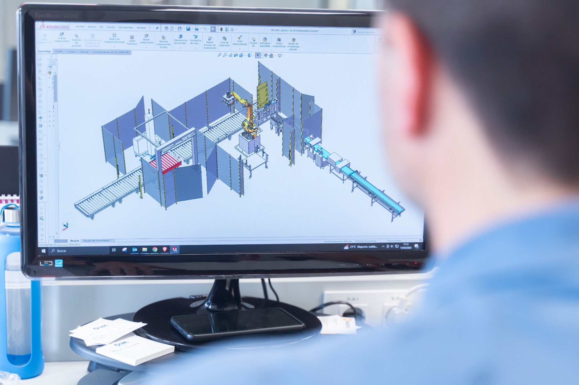 Ingeniero de Rivas Robotics diseñando en SolidWorks el layout 3D de una célula robotizada de paletizado en Valencia